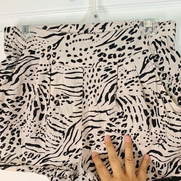 H&M Animal Print Pleated Cotton Cuff Pocket Elastic Waist Lightweight Shorts - Picture 15 of 16